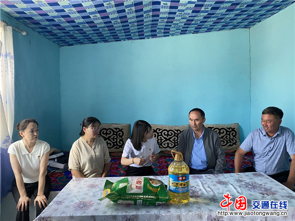 图为:中心党员干部走访慰问村内老党员、困难老党员代表 图为:中心党员干部走访慰问村内老党员、困难老党员代表
