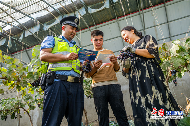 6月14日，新疆维吾尔自治区叶城县阿克塔什镇派出所组织民警辅警深入辖区蔬菜种植基地，开展安全隐患排查与反诈宣传活动。买买提艾则孜·吐拉买提  摄 (7)