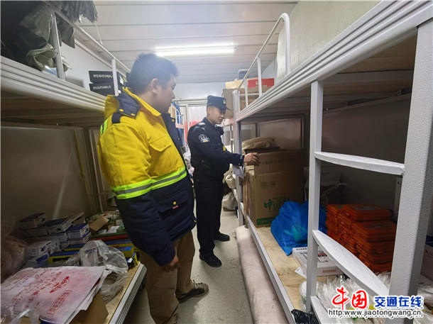 图为民警在企业厂区内进行检查