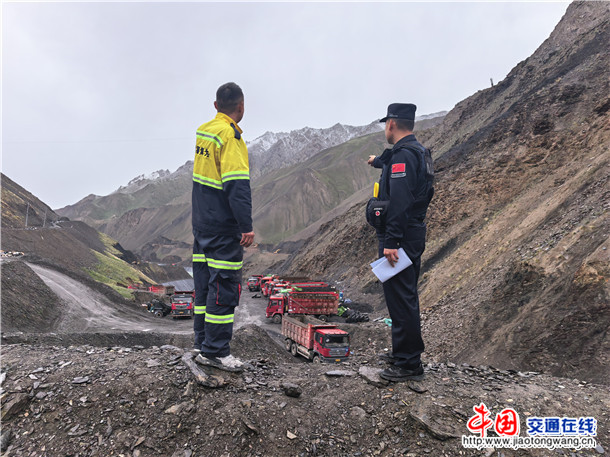 图为民警对现场大型设备进行检查