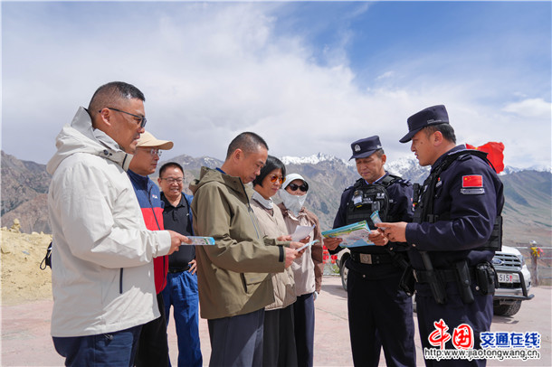 图为吉根边境派出所民警在西极时光景区内对游客开展法律讲解