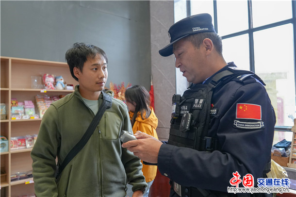 图为吉根边境派出所民警在西极时光景区内对游客使用无人机进行劝解