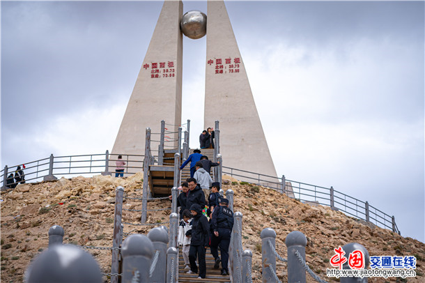 图为吉根边境派出所在西极时光景区内开展巡逻