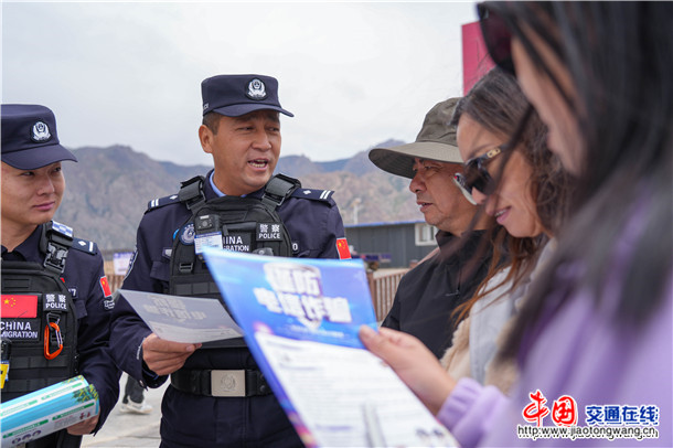 图为吉根边境派出所民警在西极时光景区内开展法律法规宣讲