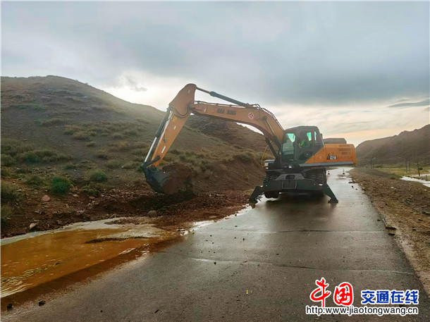 图为吉木乃养护所挖掘机防汛抢修 拍摄者：张永璐