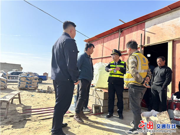 哈巴河执法大队副大队长孙先超同志在G331线公路沿线向涉路施工企业开展安全监管及预防性管理宣传