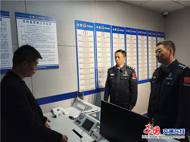 图为何超（中）在执法办案场所开展检查督导。何伟摄