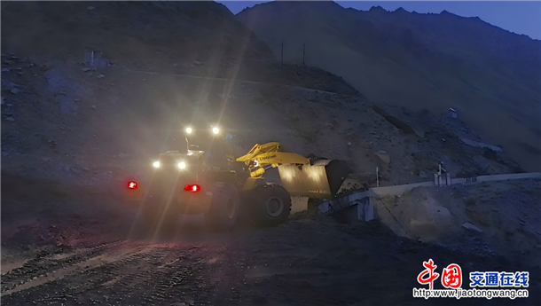 图为：独山子养护所连夜鏖战G217线K645+960处泥石流险情 摄影：宋雪岭