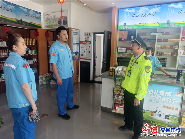 哈巴河执法大队副大队长孙先超同志向G331线沿线加油站开展行业法律法规宣传及预防性管理宣传