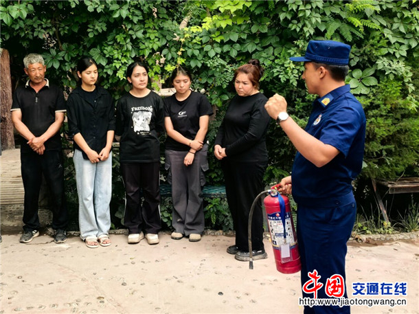 演示灭火器的正确操作步骤。县消防救援局 供