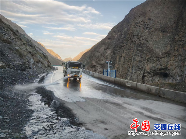 图为：独山子养护所清理G217线K645+960处路面 摄影：周晓军