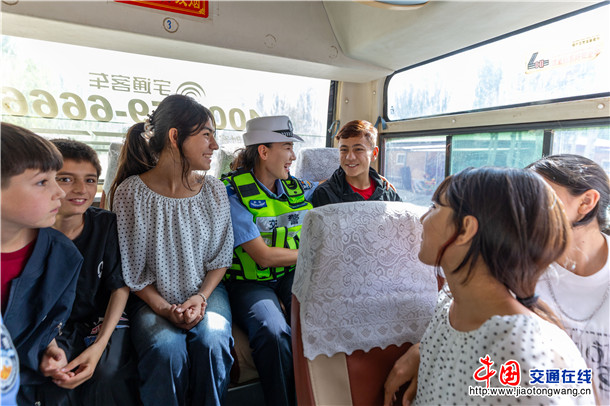 7月4日，新疆叶城县公安局交通管理大队再次踏上前往岑岭县（原叶城县西合休乡片区）的“天路”征程。这支队伍十八年如一日，坚持在寒暑假护送深山学子翻越喀喇昆仑。买买提艾则孜·吐拉买提 摄）