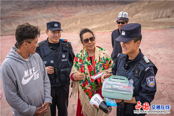 图为吉根边境派出所为内地游客讲解高原药品的使用规范