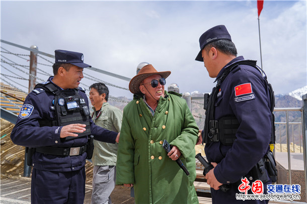 图为吉根边境派出所民警为高龄游客讲解安全注意事项