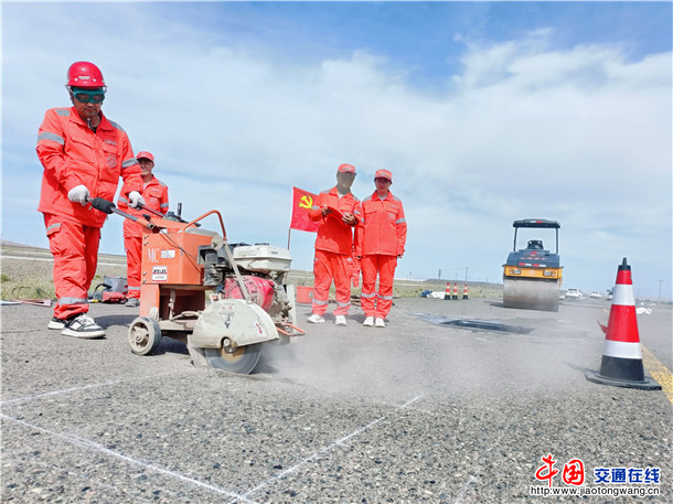 图为路面坑槽修补现场 摄影者：阿恩沙尔·吉恩斯别克