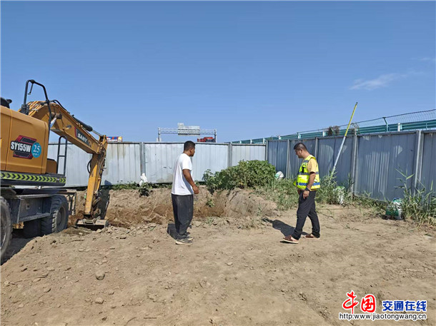 图为：工作人员对施工内容进行现场复核 摄影：王晖