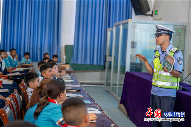 8月24日，新疆维吾尔自治区叶城县公安局积极组织民警辅警深入各中小学开展形式多样、内容丰富的新学期“开学第一课  安全进校园”主题活动。买买提艾则孜·吐拉买提  摄 (11)