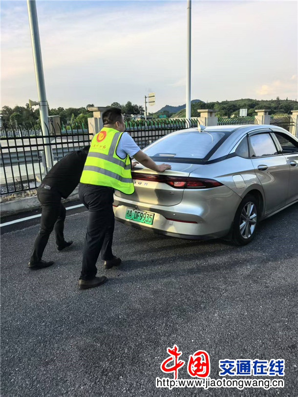 2-20260805-宜春收费所西村收费站暖心助航解“电”忧 高速服务暖人心01