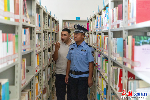 8月21日，新疆维吾尔自治区叶城县公安局组织警力深入辖区校园，围绕安防、消防、食品、用电等重点领域，对教学楼、宿舍、食堂等关键部位开展检查，排查整改隐患，督促校方落实责任，全力护航新学期校园安全。 (3)