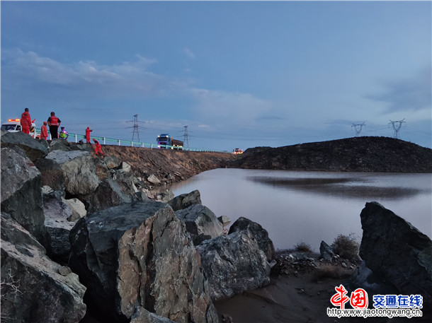 克拉玛依养护所7月28日强降雨应急处突，（吴明 摄）