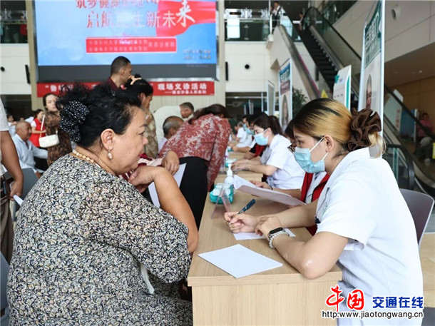 “鲁喀医心·齐鲁医者喀什行”在英吉沙县人民医院开展巡诊义诊。李静 摄