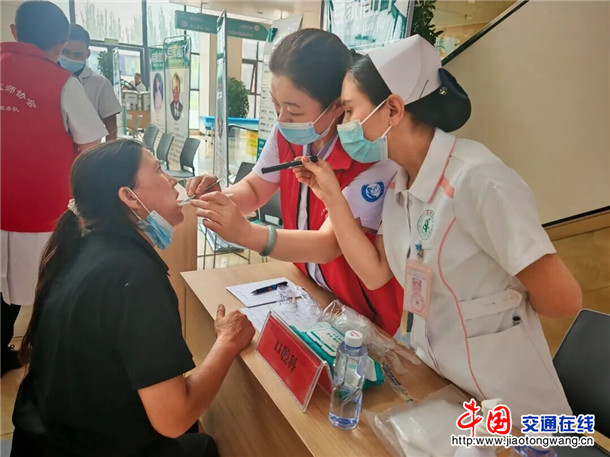 “鲁喀医心·齐鲁医者喀什行”在英吉沙县人民医院开展巡诊义诊。李静 摄 (3)