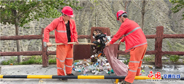 图为：独库公路北段垃圾清理 摄影：秦军