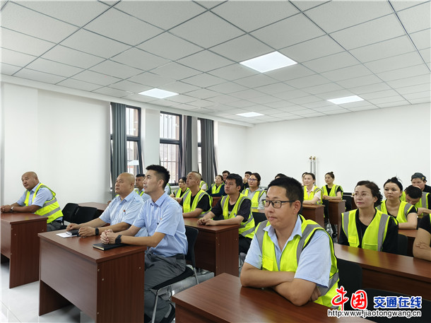 图为:和什托洛盖北主线收费站集中开展鲜活农产品运输“绿色通道”政策学习。 图为:和什托洛盖北主线收费站集中开展鲜活农产品运输“绿色通道”政策学习。