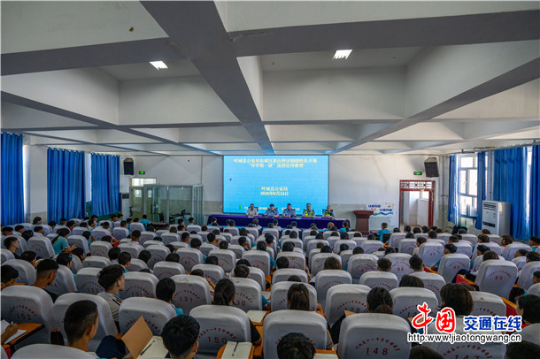 8月24日，新疆维吾尔自治区叶城县公安局积极组织民警辅警深入各中小学开展形式多样、内容丰富的新学期“开学第一课  安全进校园”主题活动。买买提艾则孜·吐拉买提  摄 (2)