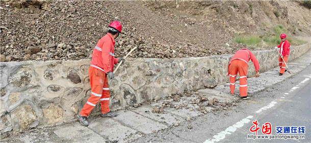 图为：清理独库公路北段碎落 拍摄：秦军