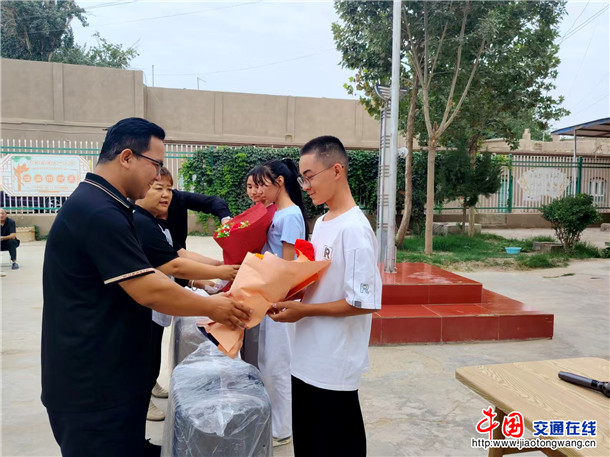 莎车县人民法院驻古城社区工作队：暖心送礼包，护航准大学生逐梦启航01