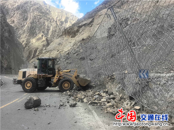 图为：独山子养护所清理独库公路北段塌方 摄影：亚力坤·赛买提