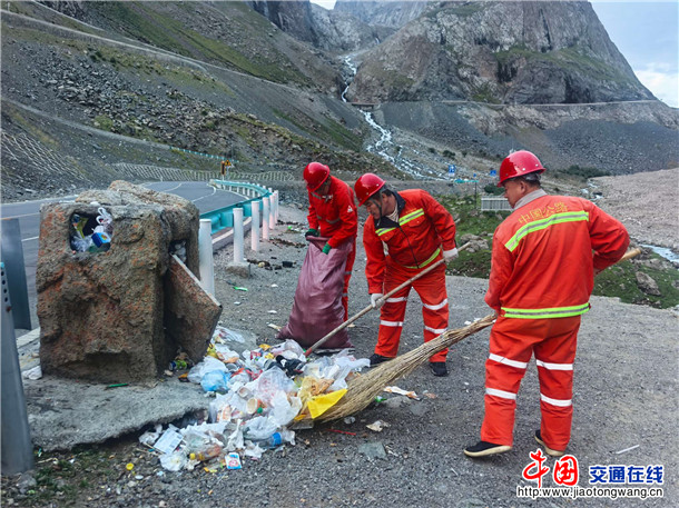 图为：垃圾清理 摄影：宋雪玲